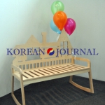 도선주 흔들 UP!(업) 누군가와 소중한 추억을 나눌 수 있는 Rocking Chair. 영화 UP을 통해 어릴적꿈꾸어 왔던 상상을 업해보자.