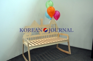 도선주 흔들 UP!(업) 누군가와 소중한 추억을 나눌 수 있는 Rocking Chair. 영화 UP을 통해 어릴적꿈꾸어 왔던 상상을 업해보자.