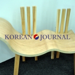 유원군 지킴(감기) 영화 '감기'를 바탕으로 엄마와 딸이 같이 앉을 수 있는 의자를 디자인 .