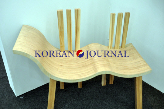 유원군 지킴(감기) 영화 '감기'를 바탕으로 엄마와 딸이 같이 앉을 수 있는 의자를 디자인 .