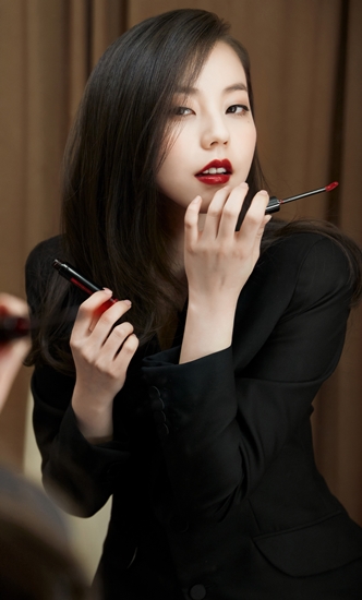 안소희 화보 ‘무보정’ 비하인드 컷 공개